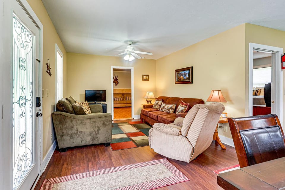 The Hunter's Retreat at Kudzu Cove Cabins Resort Cabin in Guntersville Lake