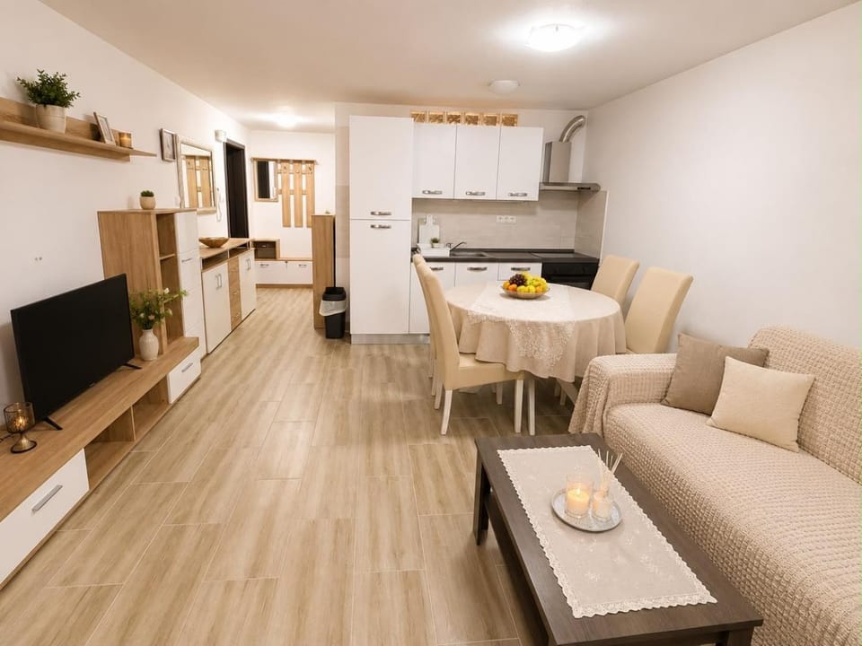 Communal lounge/ TV room, TV and multimedia, Kitchen or kitchenette, Living room, Seating area, Dining area, oven, stove
