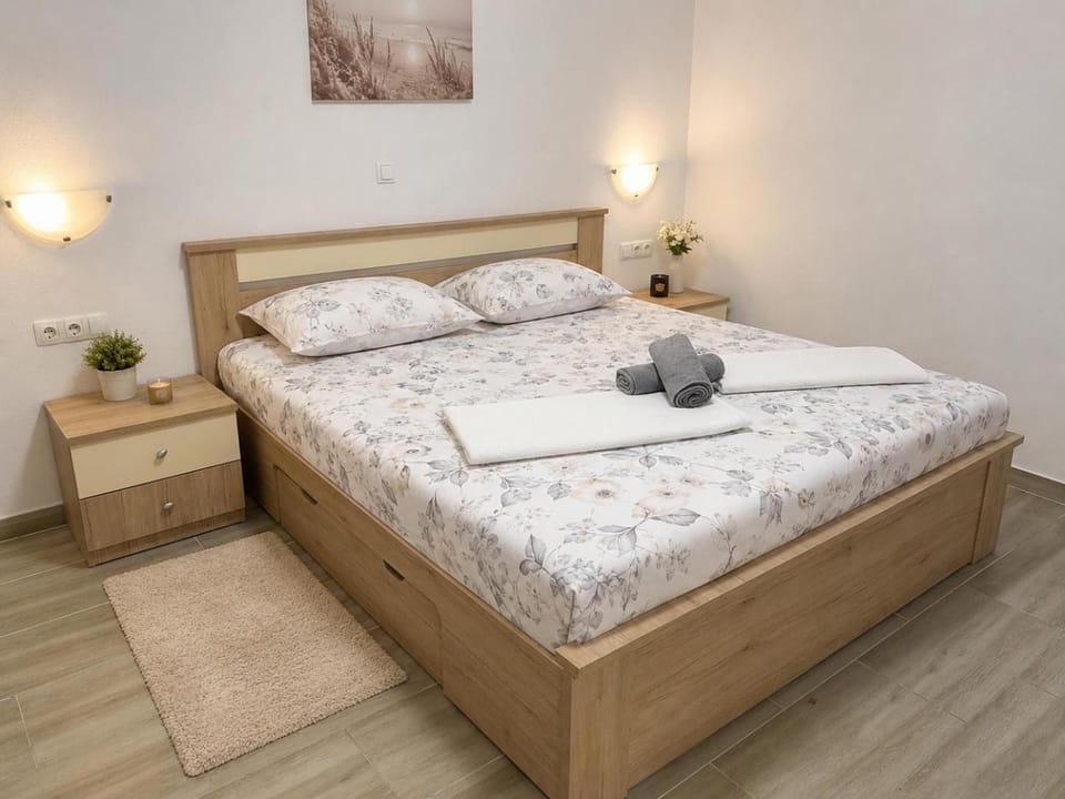 Property building, Bed, Photo of the whole room, Bedroom, towels