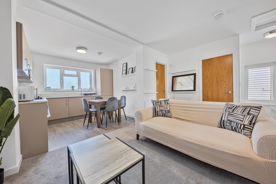 2 Bed Flat 10mins Heathrow 1 Parking EV Apartment in London Borough of Hounslow