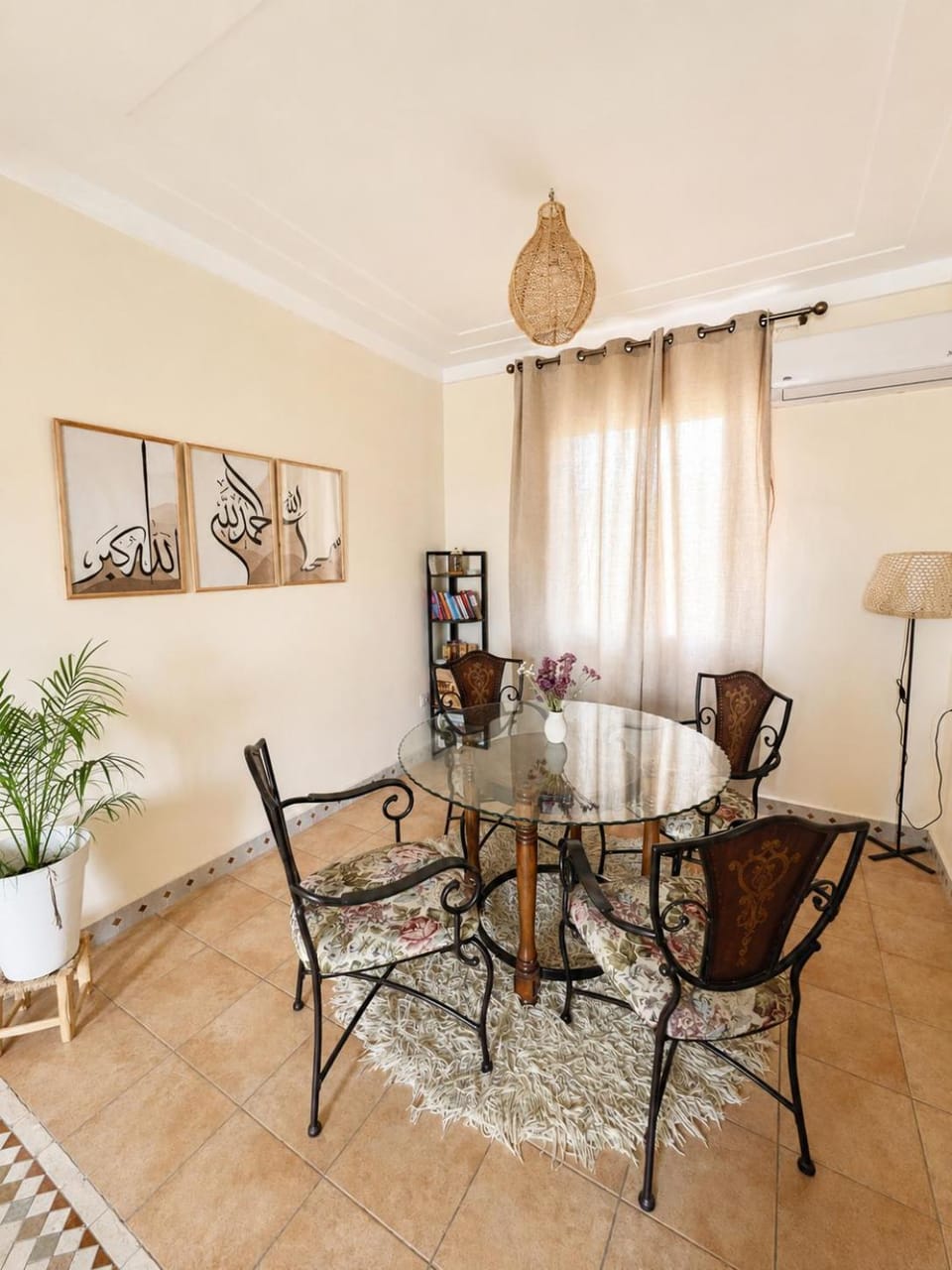 Game Room, Dining area