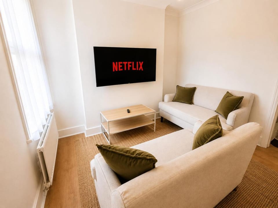 Cosy 4BR Home Private Parking 10 Mins To Universal Studio Site Sleeps 7 House in Bedford