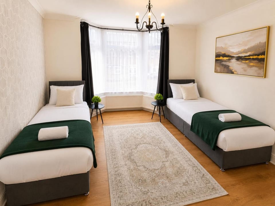 Cosy 4BR Home Private Parking 10 Mins To Universal Studio Site Sleeps 7 House in Bedford