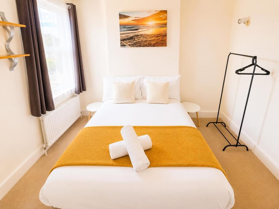 Cosy 4BR Home Private Parking 10 Mins To Universal Studio Site Sleeps 7 House in Bedford