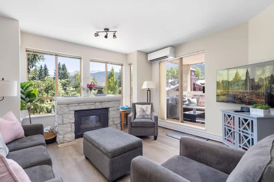 Tyndall- Luxe 2 bedroom, Main Whistler Village Apartment in Whistler