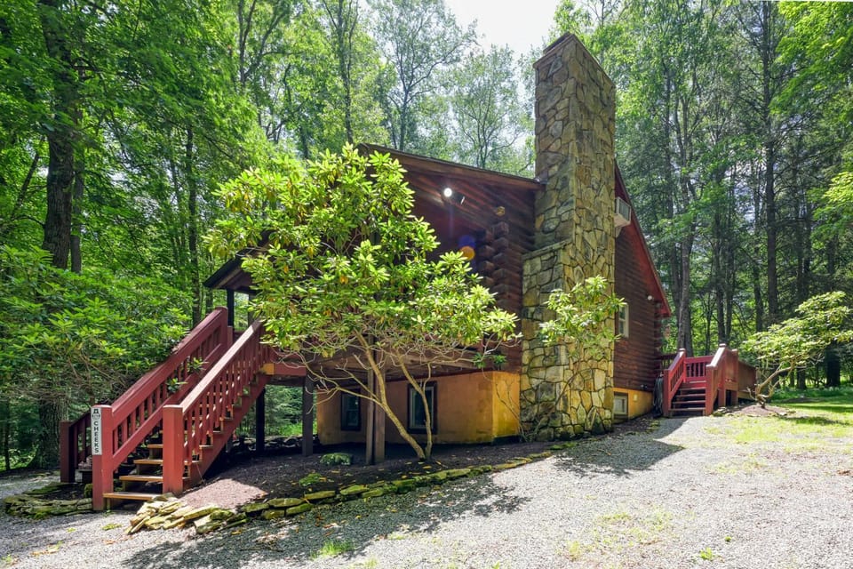 Rustic 2BR Cabin - HOT TUB & Fireplace - Oakland Cabin in Garrett County
