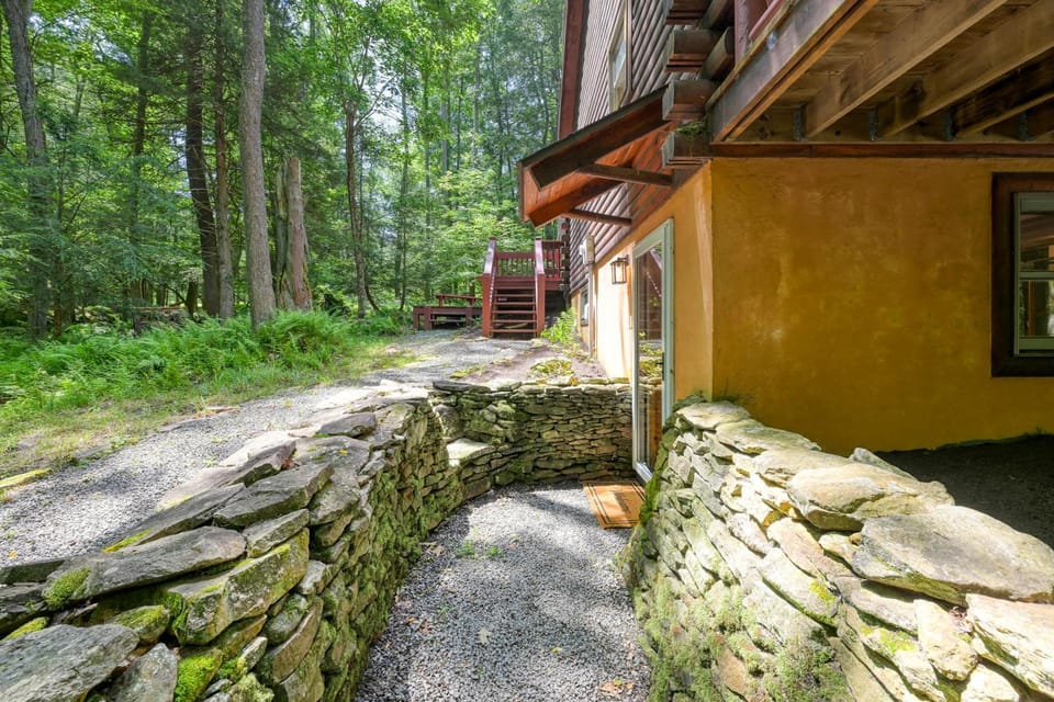 Rustic 2BR Cabin - HOT TUB & Fireplace - Oakland Cabin in Garrett County