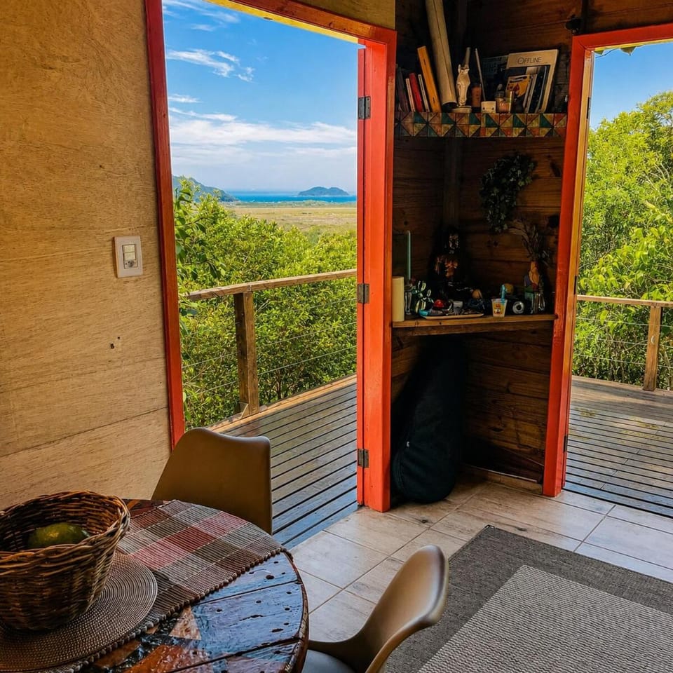 Peaceful Cabin with Ocean view, AC, TV 43, secure Cabin in Florianopolis