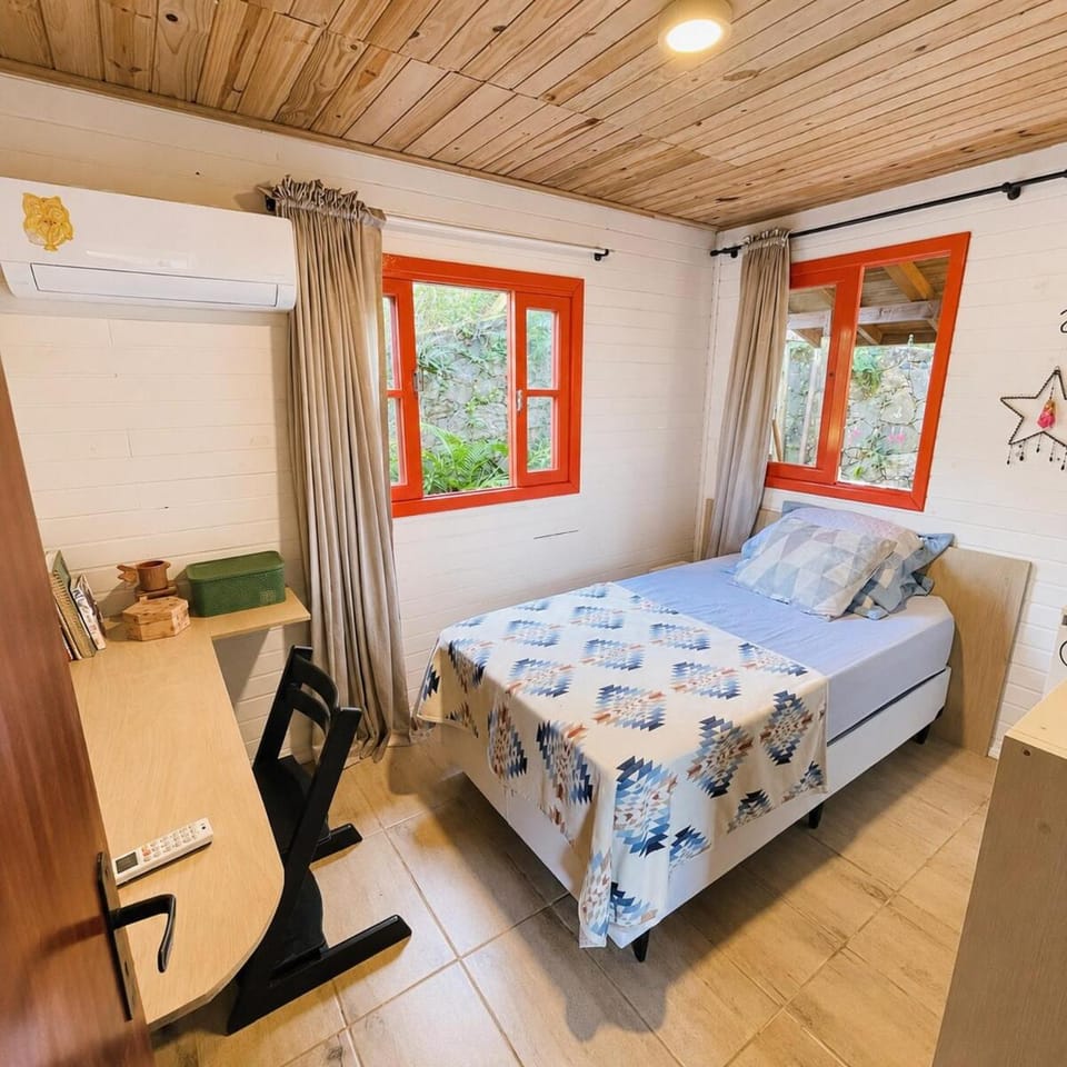 Peaceful Cabin with Ocean view, AC, TV 43, secure Cabin in Florianopolis