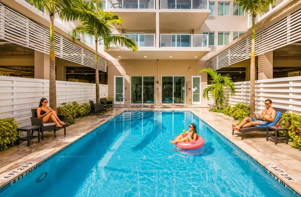 Coastal Oasis • Sleeps 11 • Rooftop + Pool • Beach Apartment in Hollywood