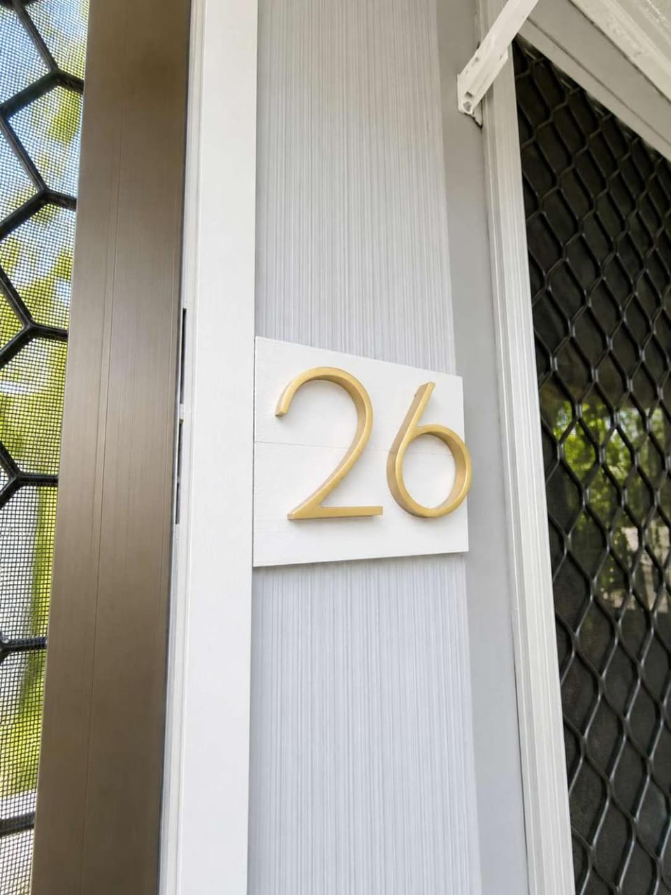 The Arty Beach Shack by Curbos Lux House in Deception Bay