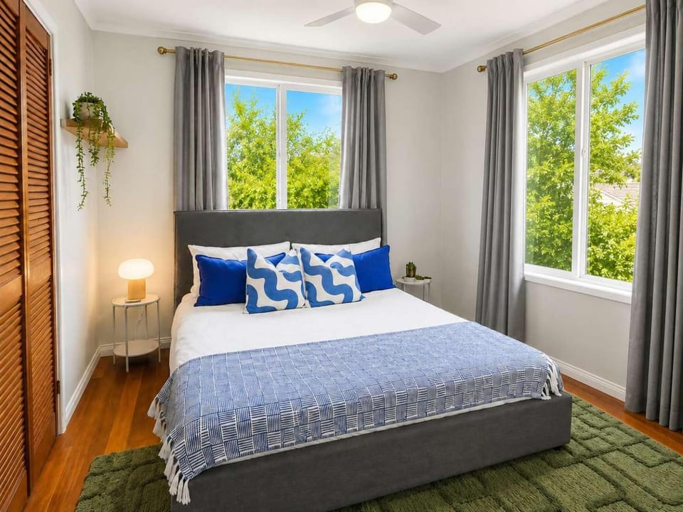 The Arty Beach Shack by Curbos Lux House in Deception Bay
