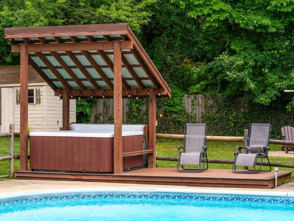 Natural landscape, Garden, Hot Tub, Garden view, Pool view, Swimming pool, sunbed
