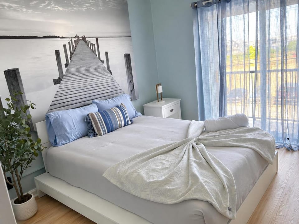 Bed, Day, Photo of the whole room, Decorative detail, Bedroom