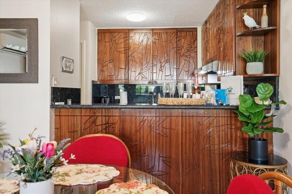 Kamaole Sands 9204- 1 bedroom Kihei Condo, AC, walk to beach & shops Apartment in Wailea
