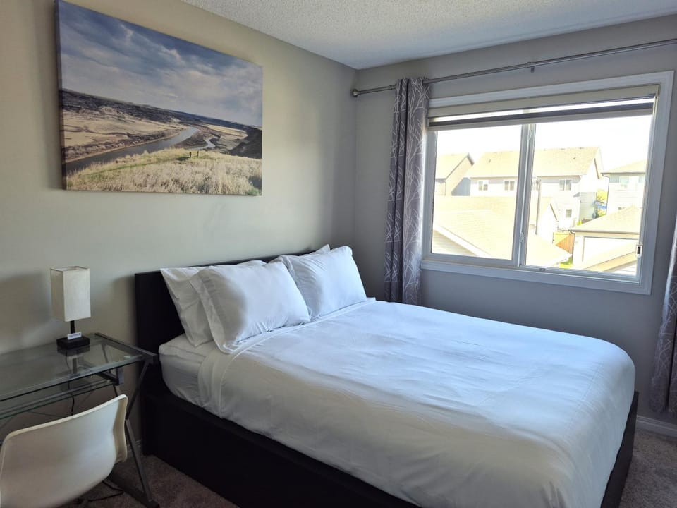 The Southern Comfort - Comfy & spacious 3 BR Home on the park, in strategic SW Edm, near airport House in Edmonton