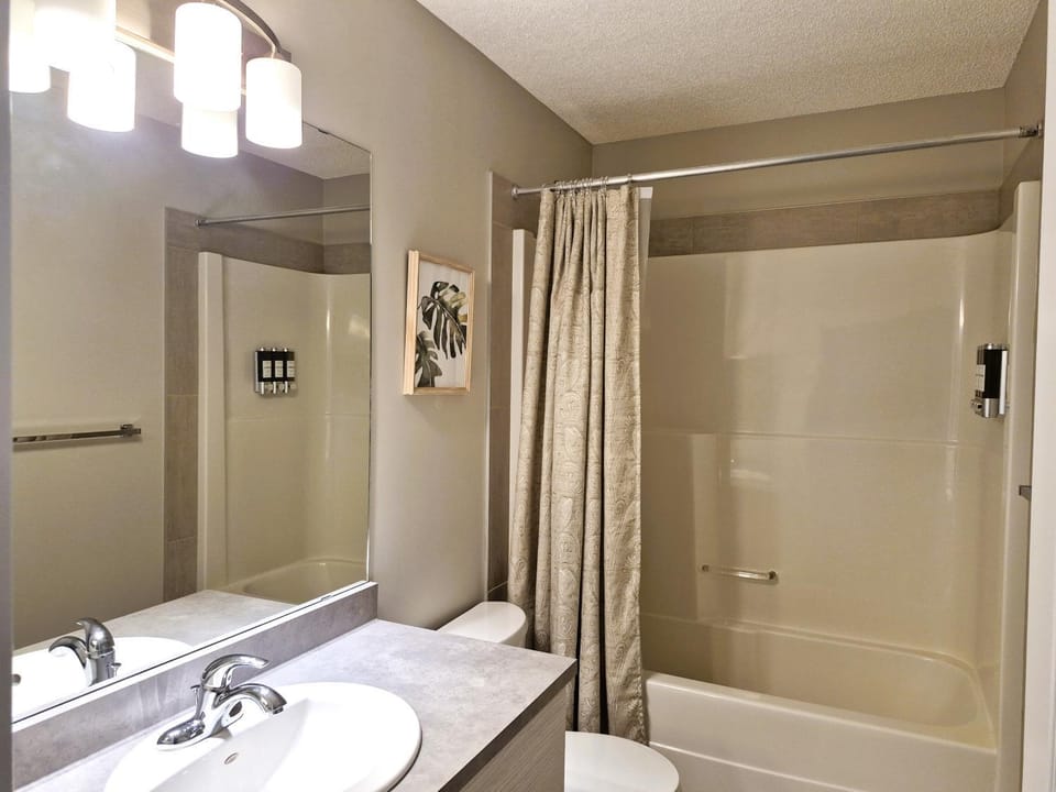 The Southern Comfort - Comfy & spacious 3 BR Home on the park, in strategic SW Edm, near airport House in Edmonton