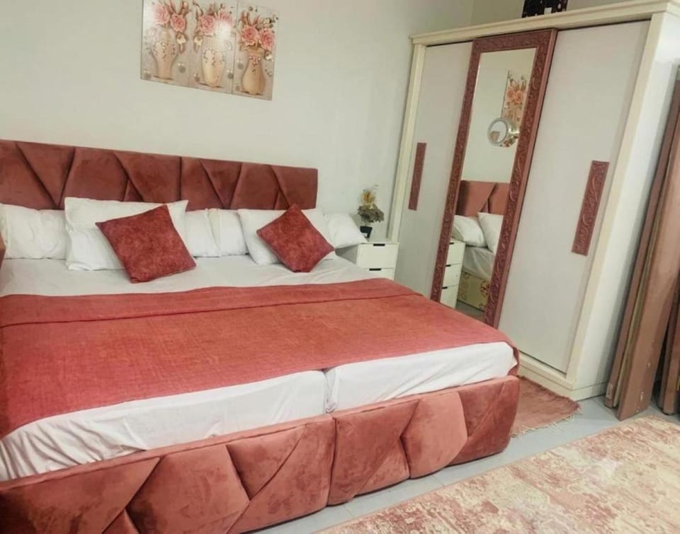 Bed, Living room, Photo of the whole room, Seating area, Bedroom, wardrobe