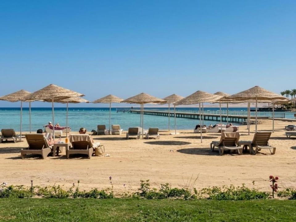 Nearby landmark, Day, Natural landscape, Beach, Lake view, Pool view, Sea view, Swimming pool, sunbed