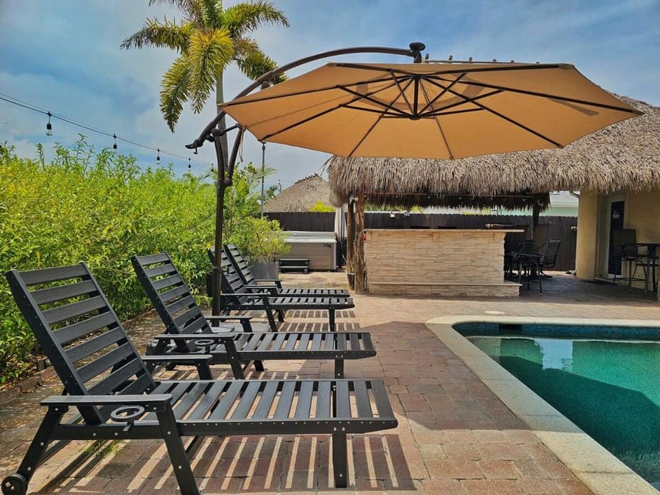Patio, Day, Hot Tub, Balcony/Terrace, Pool view, Swimming pool, sunbed