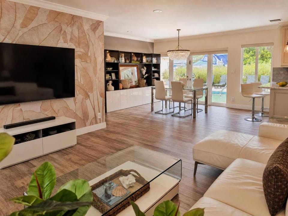 TV and multimedia, Living room, Seating area, Dining area