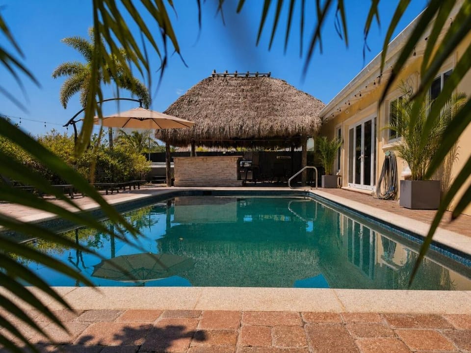 Property building, Day, Balcony/Terrace, Pool view, Swimming pool, sunbed