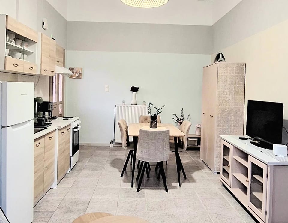 TV and multimedia, Kitchen or kitchenette, Dining area, oven, stove