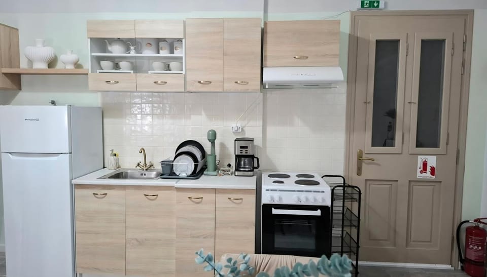 Coffee/tea facilities, Kitchen or kitchenette, oven, stove, toaster