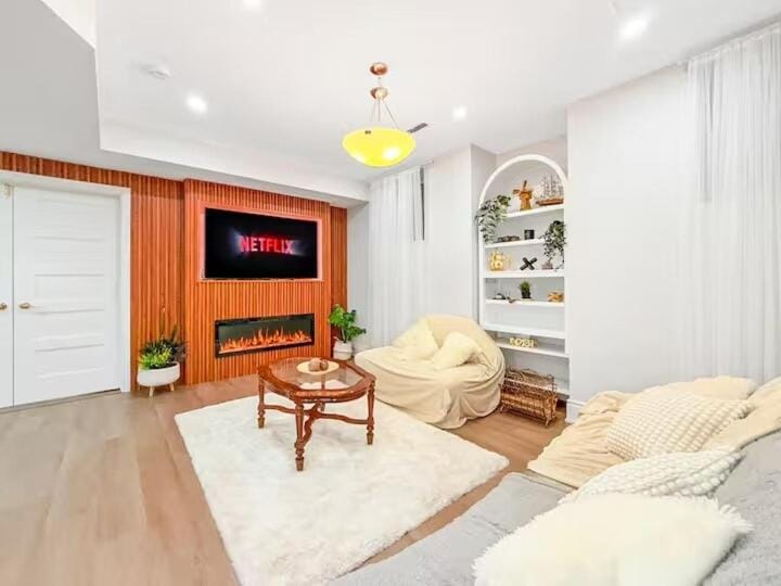 Designer 4BR Basement Aymond Suites Oakville Apartment in Oakville