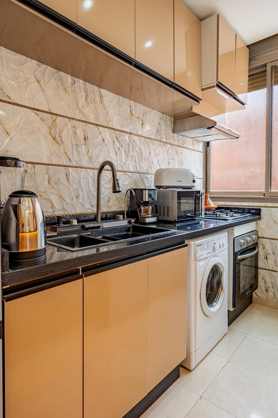Coffee/tea facilities, Kitchen or kitchenette, oven, stove, toaster, washing machine