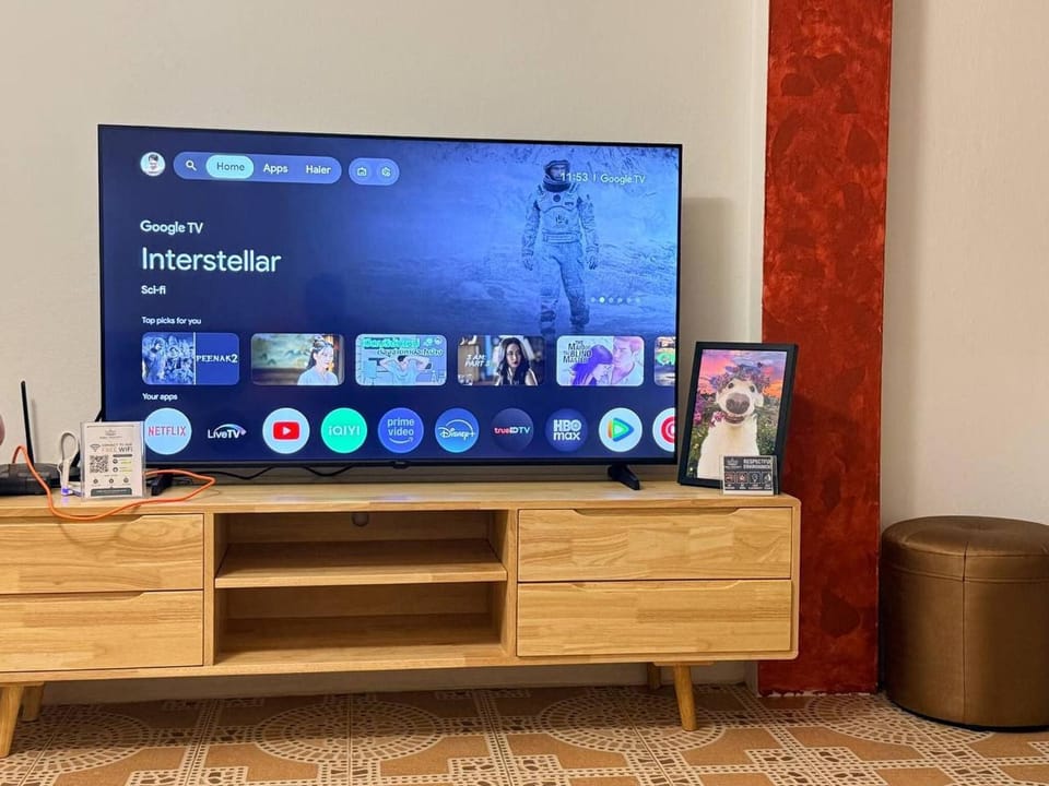 Communal lounge/ TV room, TV and multimedia, Decorative detail