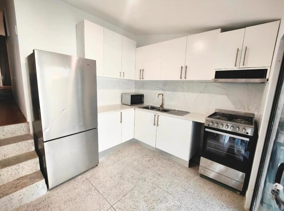 2Min Walk to Newtown Station Centre Single Room Vacation rental in Sydney
