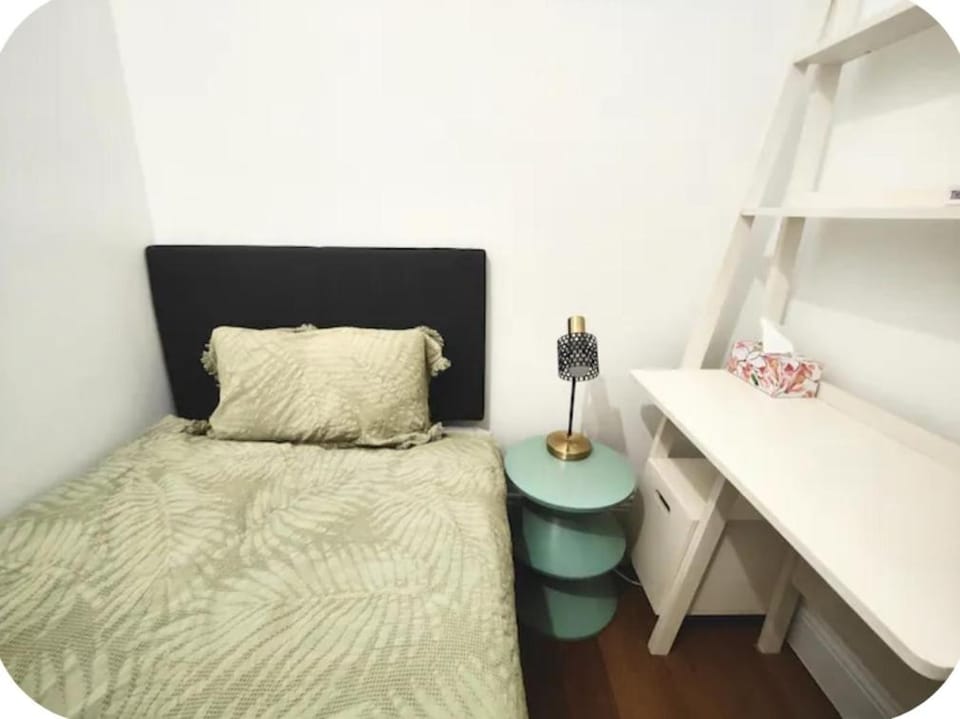 2Min Walk to Newtown Station Centre Single Room Vacation rental in Sydney