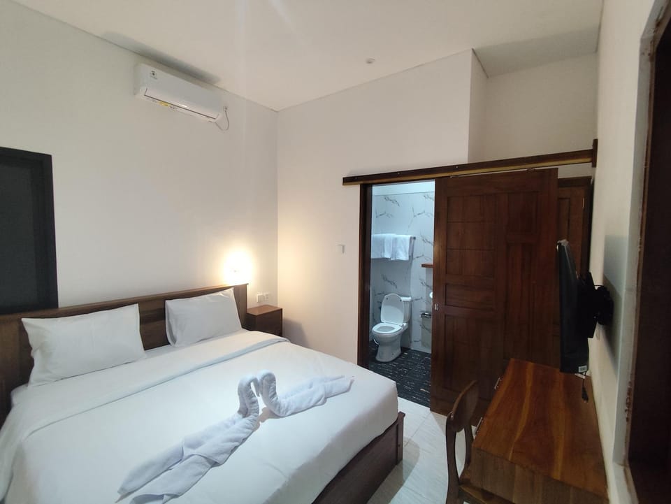 Bed, TV and multimedia, Photo of the whole room, Bedroom, towels, wardrobe, air conditioner