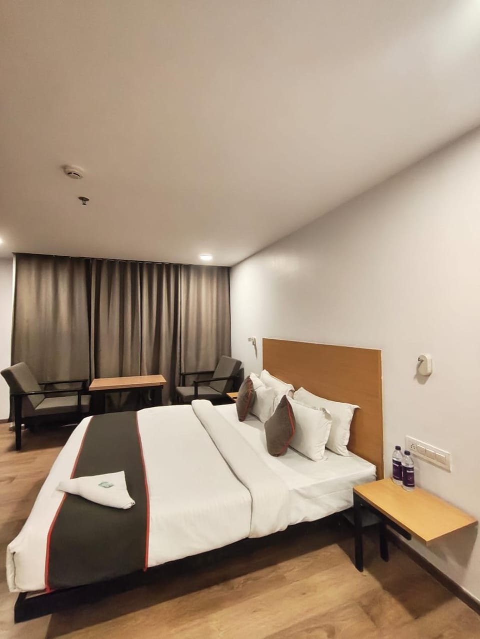 Bed, Living room, Photo of the whole room, Seating area, Bedroom