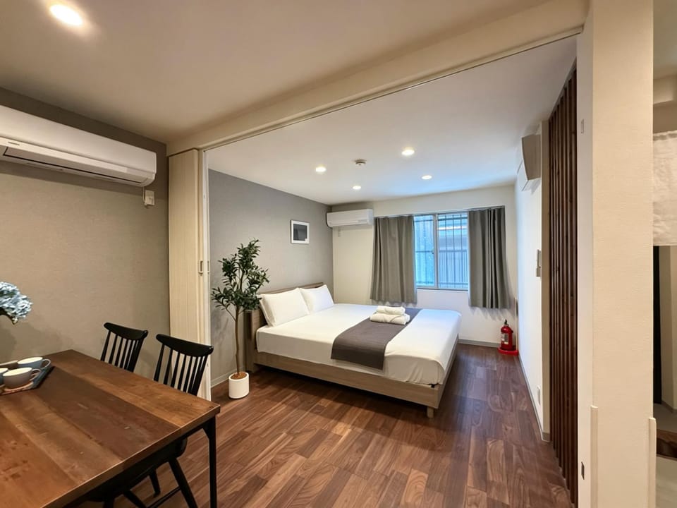 Bed, Living room, Photo of the whole room, Seating area, Bedroom, air conditioner