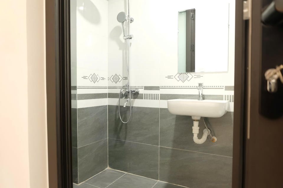 Shower, Toilet