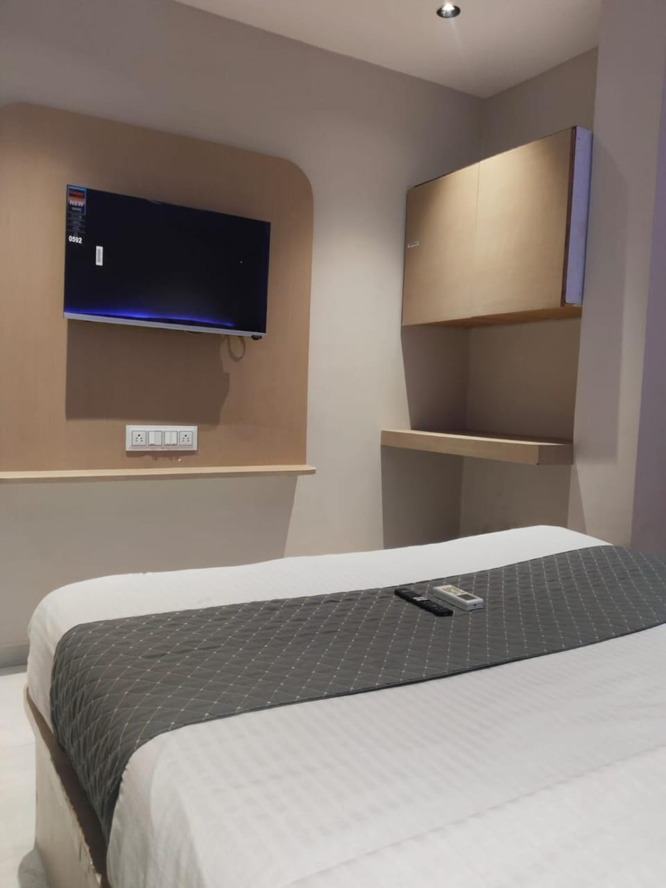 Bed, TV and multimedia, Photo of the whole room, Bedroom