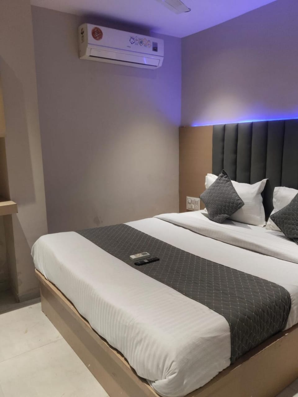 Bed, Photo of the whole room, air conditioner