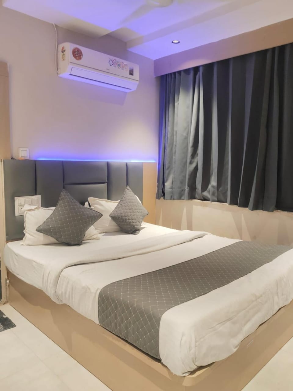 Bed, Photo of the whole room, Bedroom, air conditioner