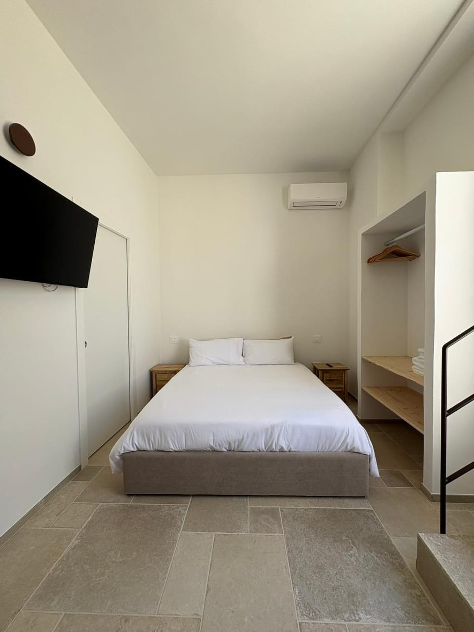 Bed, TV and multimedia, Photo of the whole room, Evening entertainment, Bedroom, air conditioner