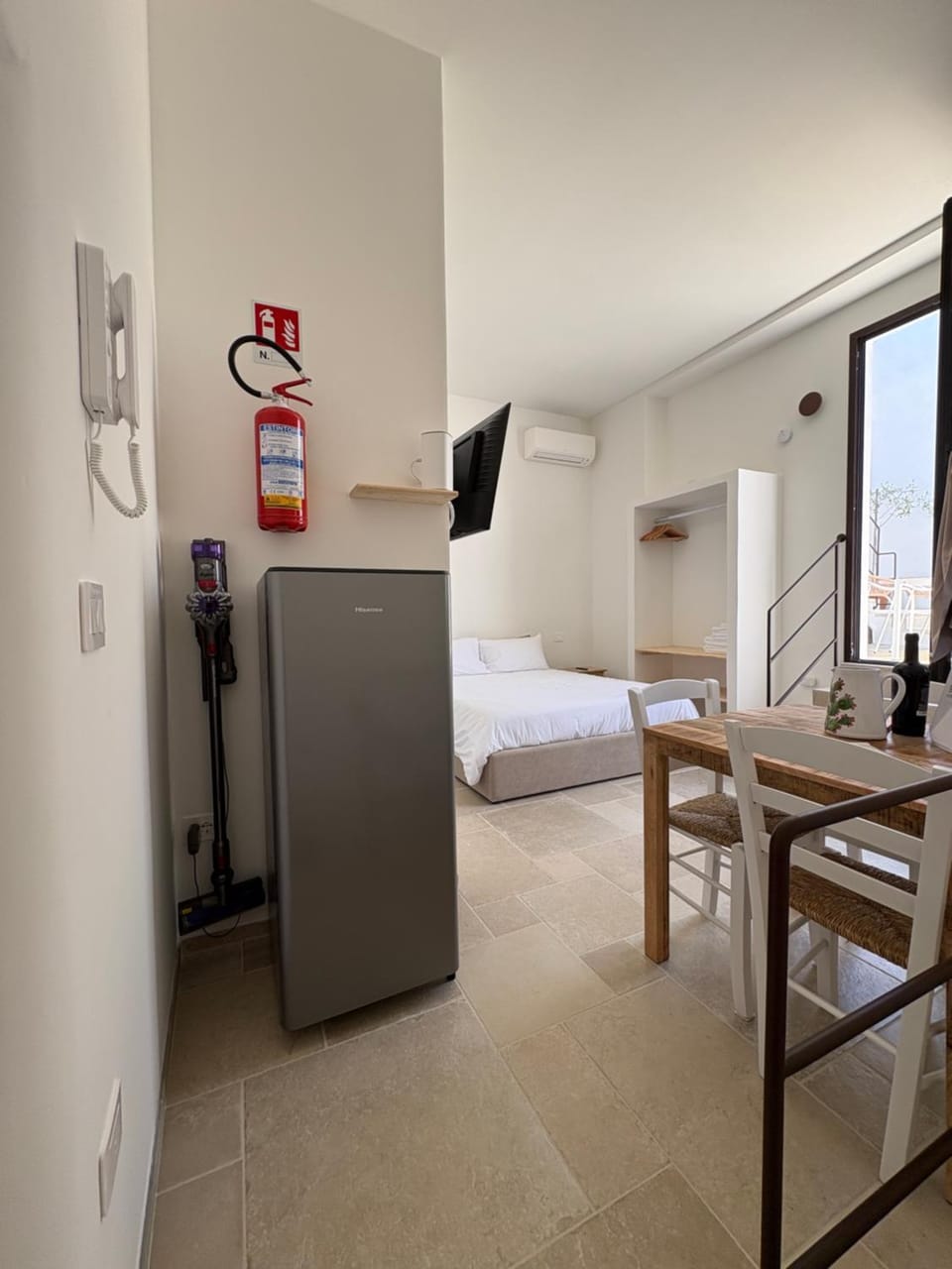Communal lounge/ TV room, Bed, TV and multimedia, Kitchen or kitchenette, Living room, Photo of the whole room, Seating area, Dining area, Evening entertainment, Bedroom, air conditioner