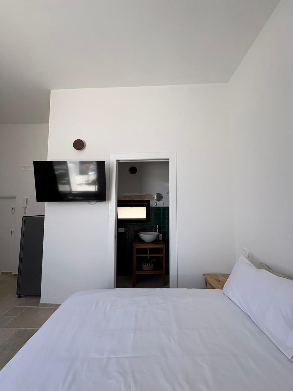 Bed, TV and multimedia, Photo of the whole room, Bedroom