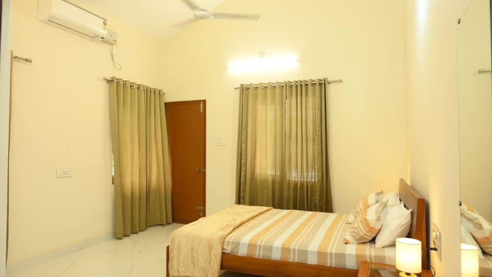 Photo of the whole room, Bedroom, air conditioner