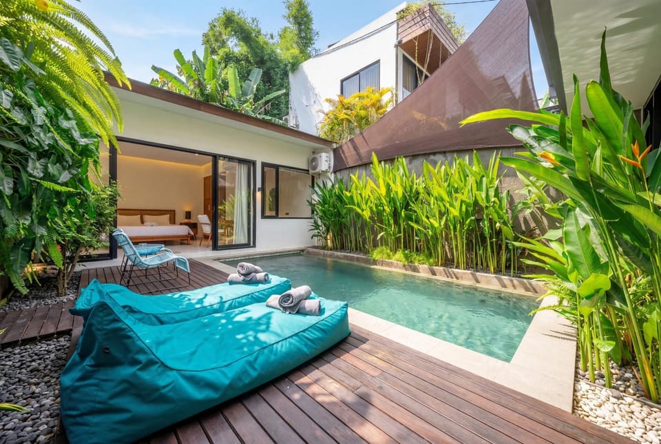 Property building, Day, Pool view, Swimming pool