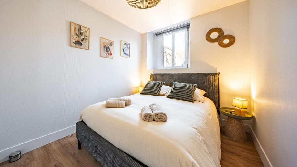 Bed, Photo of the whole room, Bedroom, towels