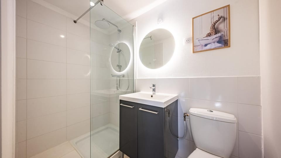 Shower, Toilet, Bathroom, towels