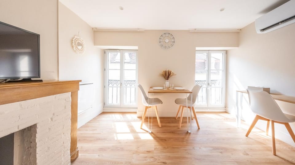 TV and multimedia, Kitchen or kitchenette, Seating area, Dining area, air conditioner