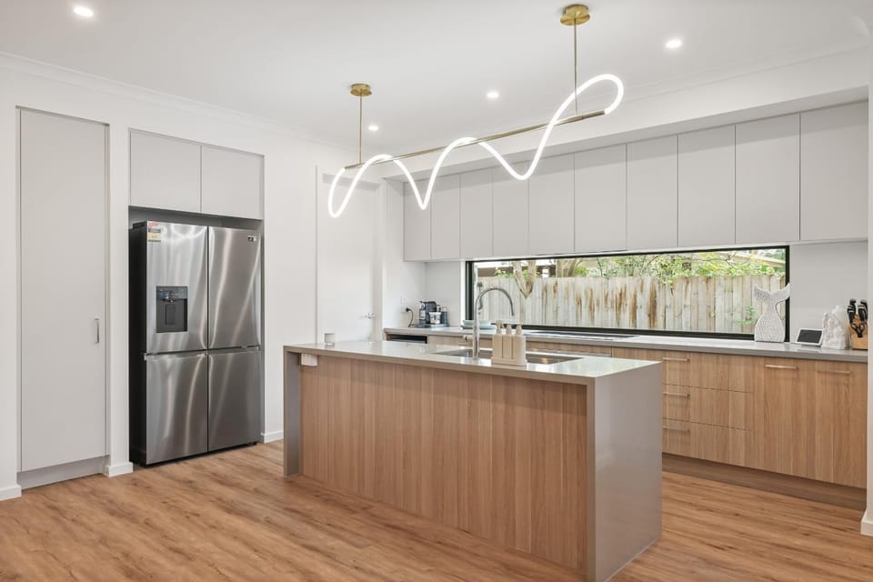 Photo of the whole room, kitchen