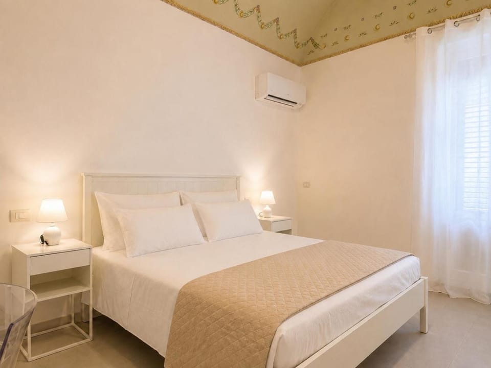 Bed, Photo of the whole room, Bedroom, air conditioner